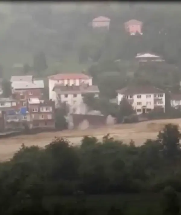Artvin'de sel gitti, çamur kaldı; kayıp 1 kişi aranıyor (3)