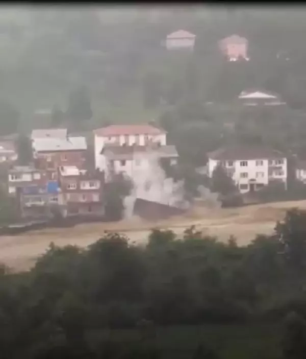 Artvin'de sel gitti, çamur kaldı; kayıp 1 kişi aranıyor (3)