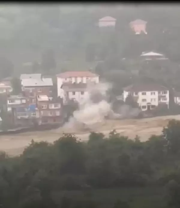 Artvin'de sel gitti, çamur kaldı; kayıp 1 kişi aranıyor (3)