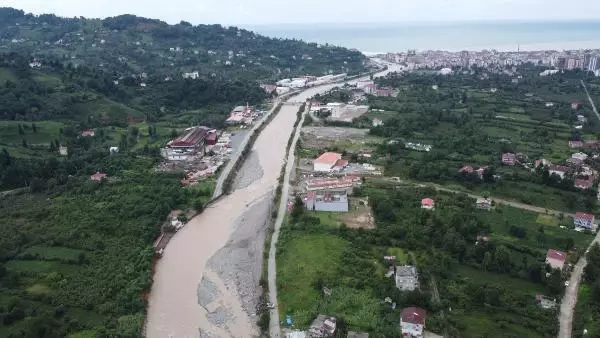 Artvin'de sel gitti, çamur kaldı; kayıp 1 kişi aranıyor (3)
