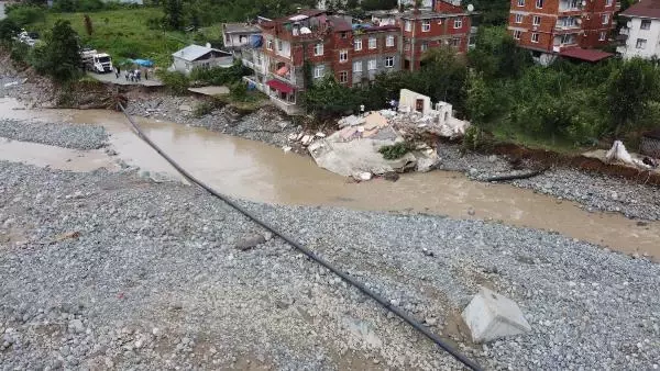Artvin'de sel gitti, çamur kaldı; kayıp 1 kişi aranıyor (3)