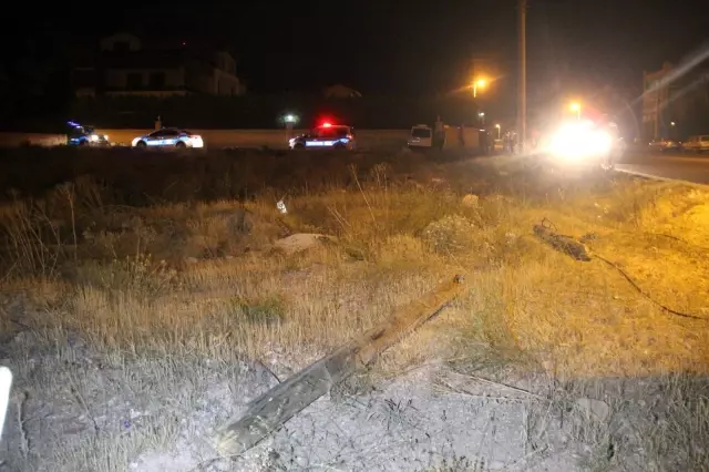 Yol kenar�ndaki elektrik dire�ini k�r�p tarlaya girdi, evin bah�e duvar�na �arparak durabildi: 1 �l�