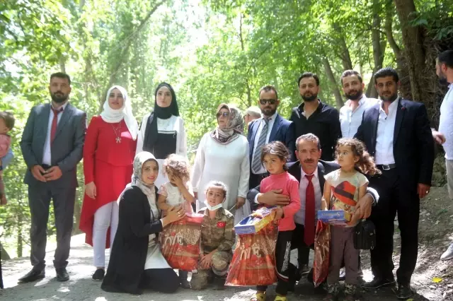 Bahçesaraylı çocuklara bayram kıyafeti ve oyuncak sürprizi