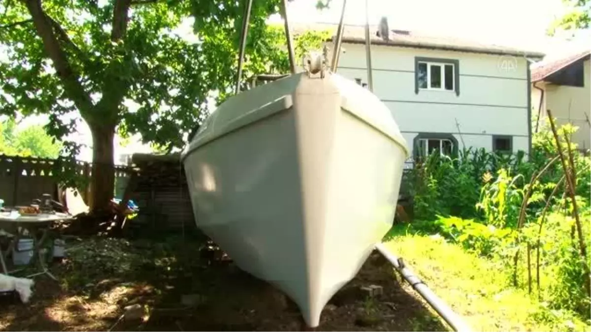 Bahçesinde yaptığı yelkenliyle mavi sulara açılmaya hazırlanıyor