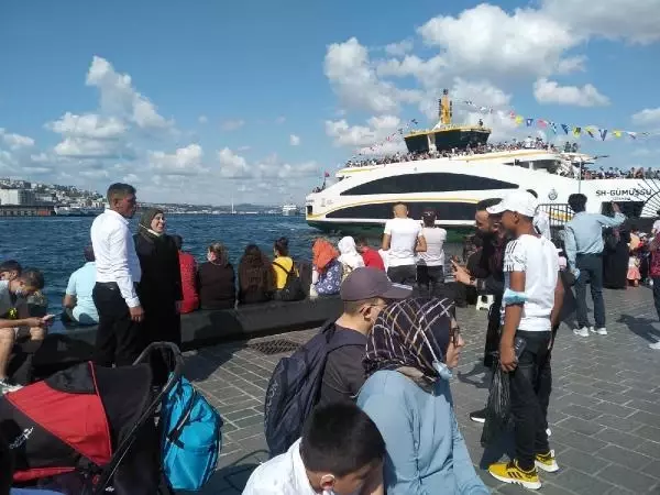 (Bayram sonunda Eminönü tıklım tıklım