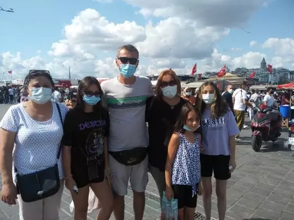 (Bayram sonunda Eminönü tıklım tıklım