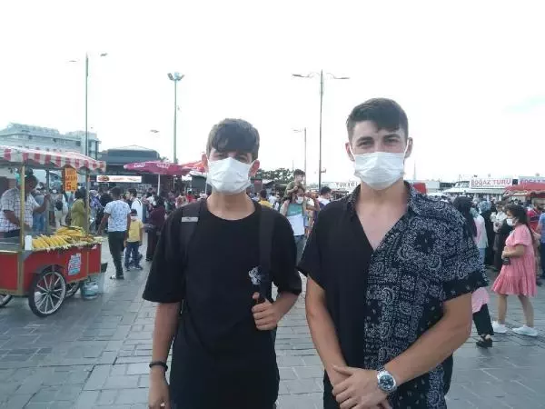 (Bayram sonunda Eminönü tıklım tıklım