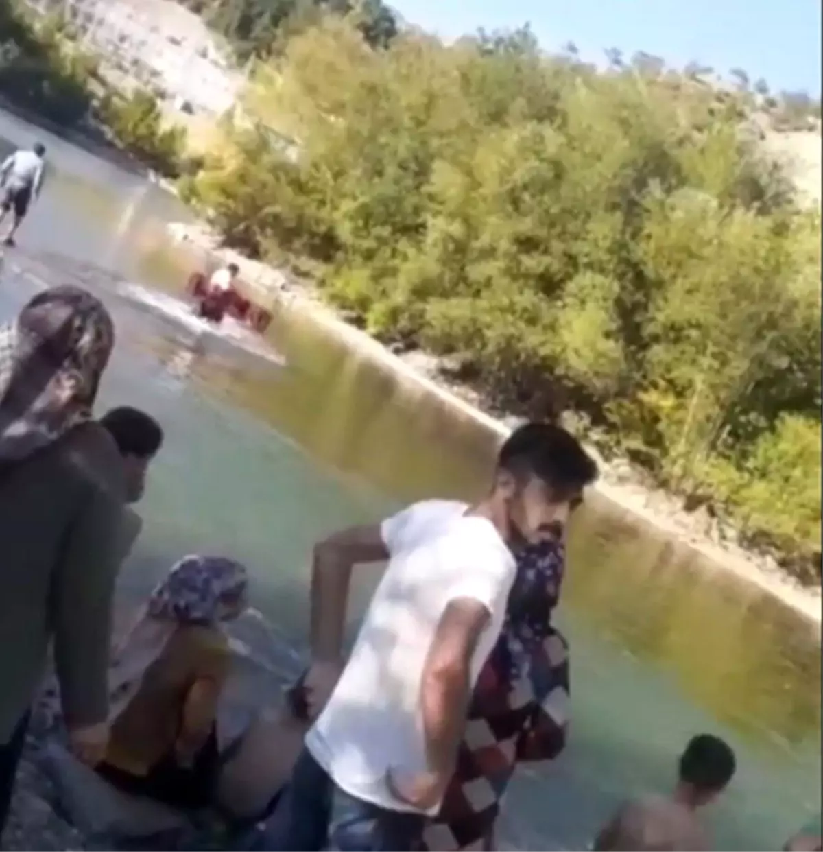 Çocuklarını kurtarmak için suya atlayan baba yaşamını yitirdi