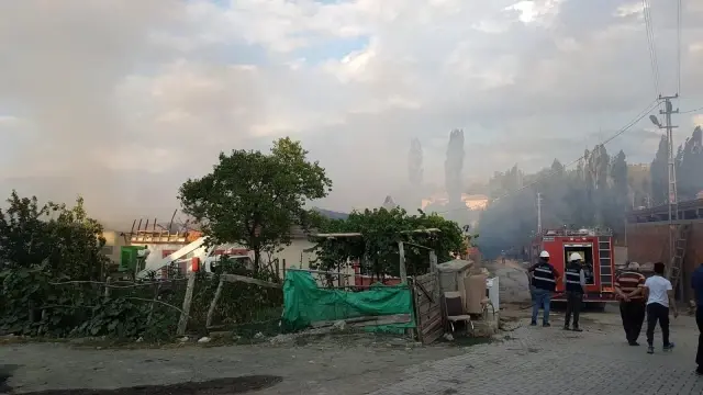 Çorum'da yangın 1 ev ve samanlık yandı