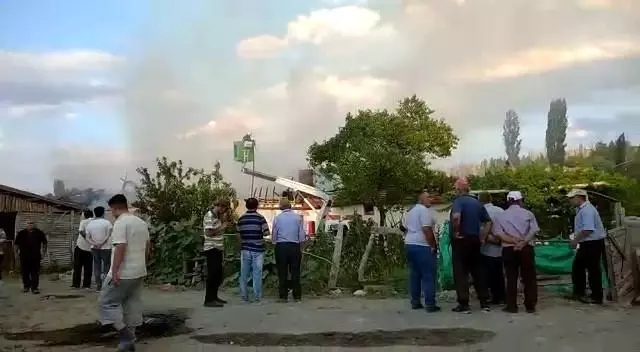 Çorum'da yangın 1 ev ve samanlık yandı