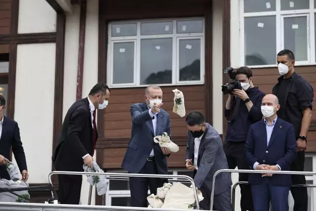 Son dakika... Cumhurbaşkanı Erdoğan, selden etkilenen Güneysu'da vatandaşlara hitap etti: (2)