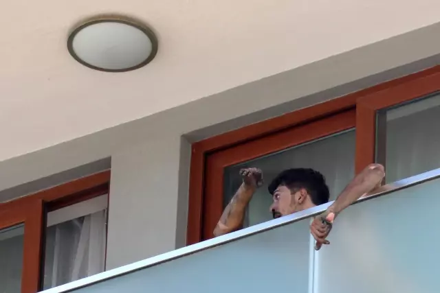 Evi alev alev yandı, üzerindeki kıyafetler bile tutuştu! Çırılçıplak soyunan adam, balkondan sarkarak hayatta kaldı Evi alev alev yandı, üzerindeki kıyafetler bile tutuştu! Çırılçıplak soyunan adam, balkondan sarkarak hayatta kaldı