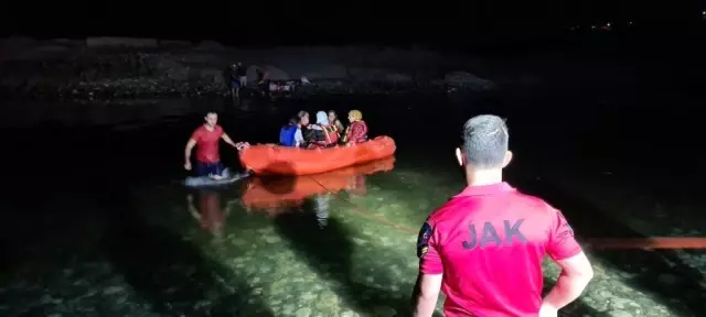 DİYARBAKIR - Dicle Nehri kıyısında mahsur kalan 21 kişi AFAD ve JAK ekiplerince kurtarıldı DİYARBAKIR - Dicle Nehri kıyısında mahsur kalan 21 kişi AFAD ve JAK ekiplerince kurtarıldı