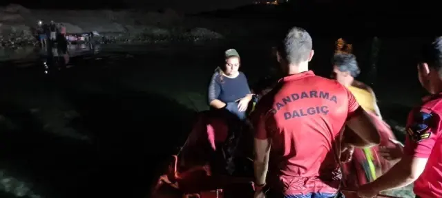 DİYARBAKIR - Dicle Nehri kıyısında mahsur kalan 21 kişi AFAD ve JAK ekiplerince kurtarıldı