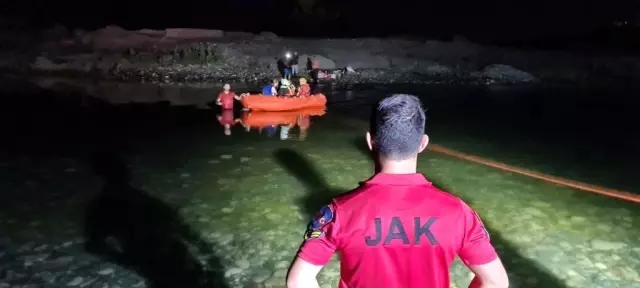 DİYARBAKIR - Dicle Nehri kıyısında mahsur kalan 21 kişi AFAD ve JAK ekiplerince kurtarıldı