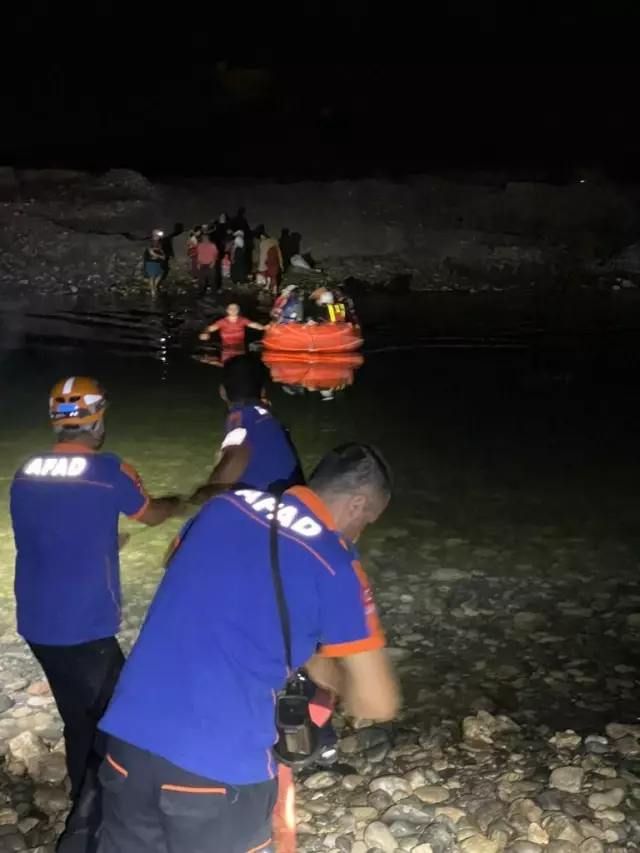 DİYARBAKIR - Dicle Nehri kıyısında mahsur kalan 21 kişi AFAD ve JAK ekiplerince kurtarıldı