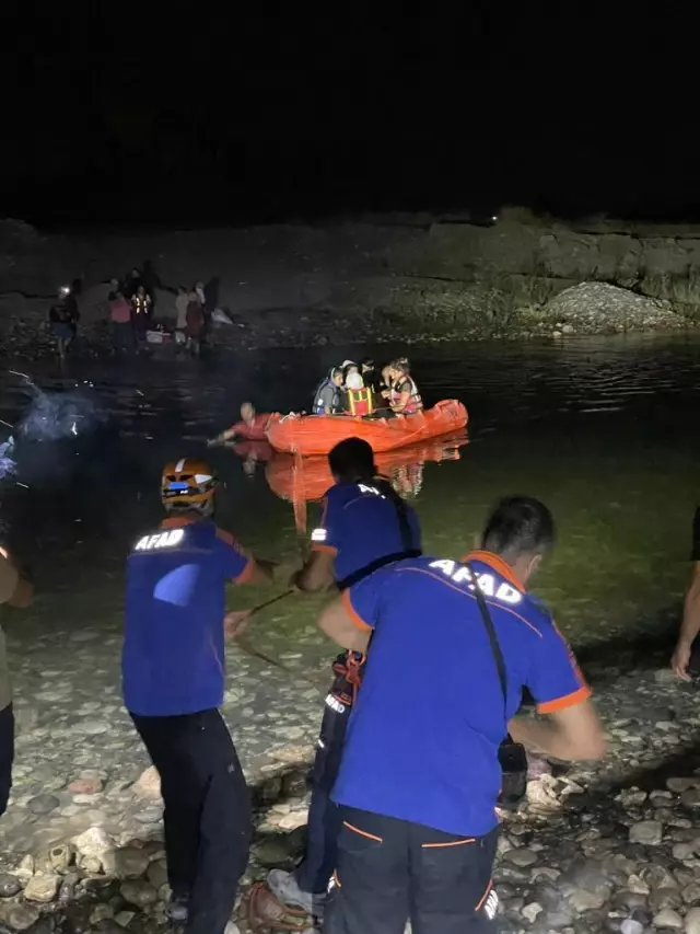 DİYARBAKIR - Dicle Nehri kıyısında mahsur kalan 21 kişi AFAD ve JAK ekiplerince kurtarıldı