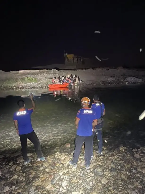 DİYARBAKIR - Dicle Nehri kıyısında mahsur kalan 21 kişi AFAD ve JAK ekiplerince kurtarıldı