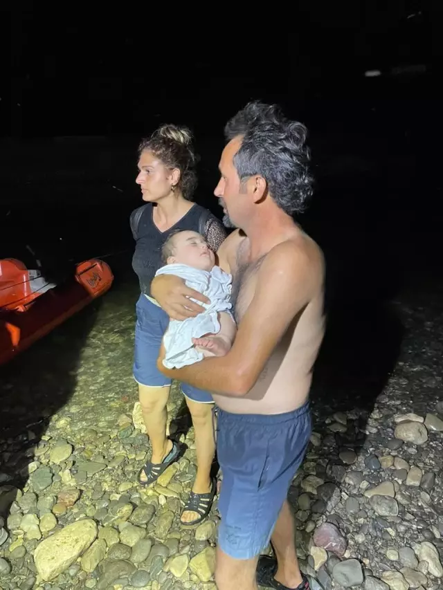DİYARBAKIR - Dicle Nehri kıyısında mahsur kalan 21 kişi AFAD ve JAK ekiplerince kurtarıldı