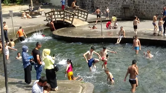 Diyarbakır'da yüksek hava sıcaklığında korona virüse davetiye