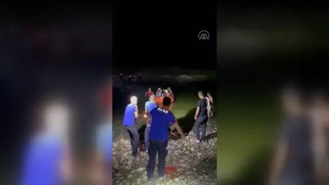 DİYARBAKIR - Dicle Nehri kıyısında mahsur kalan 21 kişi AFAD ve JAK ekiplerince kurtarıldı