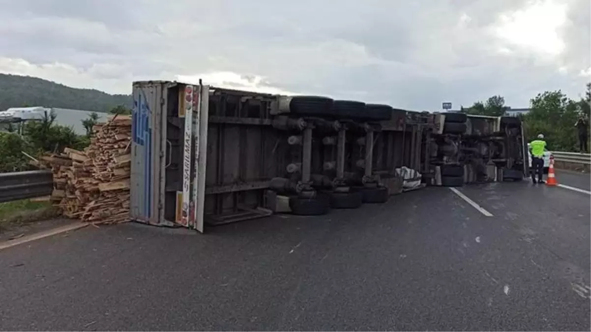Dönüş yolundakiler dikkat! TEM Otoyolu'nda tır devrildi, İstanbul yönüne trafiğe kapatıldı