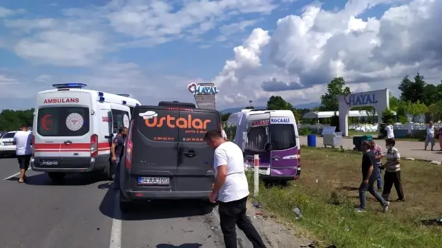 Emniyet şeridinde yolcu indiren minibüse arkadan çarptı: 3 yaralı
