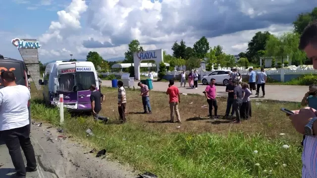 Emniyet şeridinde yolcu indiren minibüse arkadan çarptı: 3 yaralı