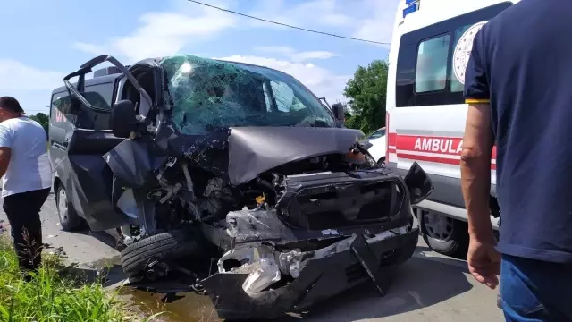 Emniyet şeridinde yolcu indiren minibüse arkadan çarptı: 3 yaralı