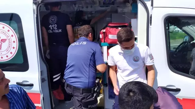Emniyet şeridinde yolcu indiren minibüse arkadan çarptı: 3 yaralı