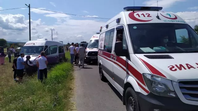 Emniyet şeridinde yolcu indiren minibüse arkadan çarptı: 3 yaralı