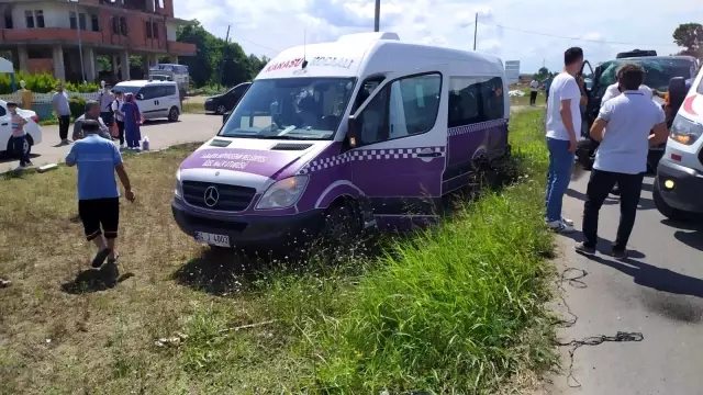 Emniyet şeridinde yolcu indiren minibüse arkadan çarptı: 3 yaralı