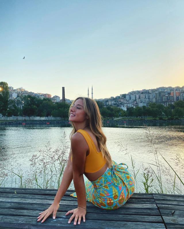 Eski Survivor yarışmacısı Aleyna Kalaycıoğlu, tanga bikinisiyle havuzda şov yaptı