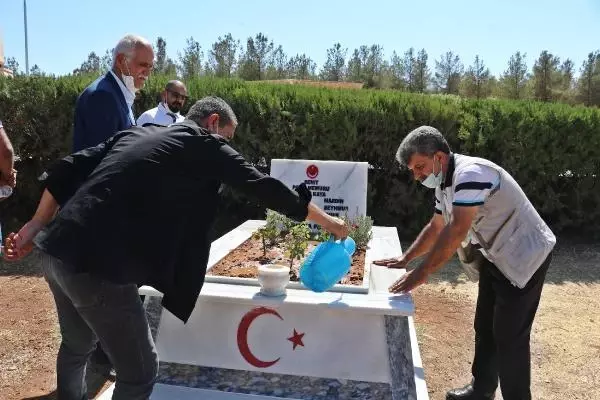 EVLAT NÖBETİNDEKİ AİLELERDEN GARA ŞEHİDİ KAYA'NIN KABRİNE ZİYARET