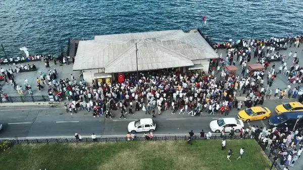 (Bayram sonunda Eminönü tıklım tıklım