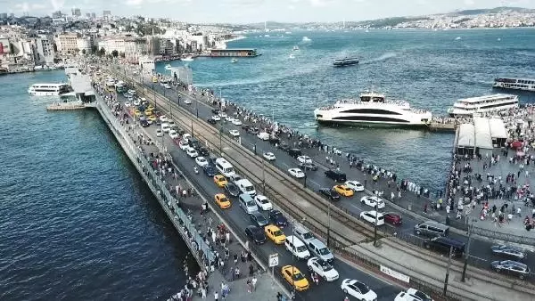 (Bayram sonunda Eminönü tıklım tıklım
