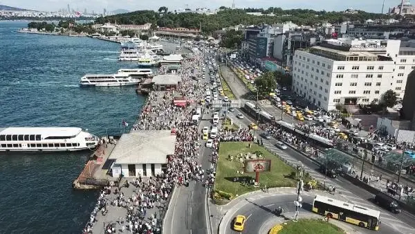 (Bayram sonunda Eminönü tıklım tıklım