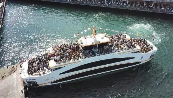 (Bayram sonunda Eminönü tıklım tıklım
