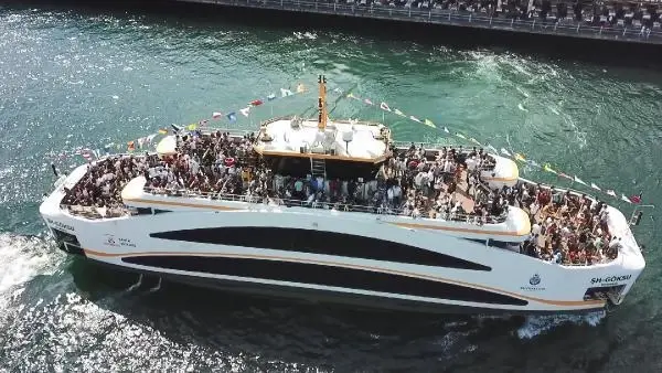 (Bayram sonunda Eminönü tıklım tıklım