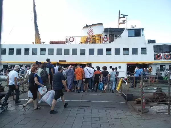(Bayram sonunda Eminönü tıklım tıklım