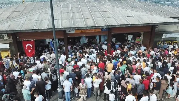 (Bayram sonunda Eminönü tıklım tıklım