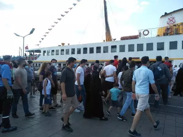 (Bayram sonunda Eminönü tıklım tıklım