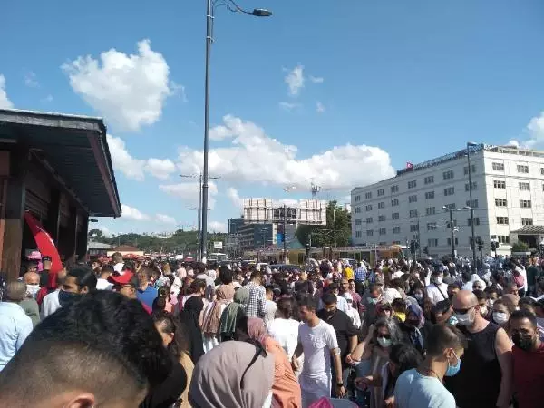 (Bayram sonunda Eminönü tıklım tıklım