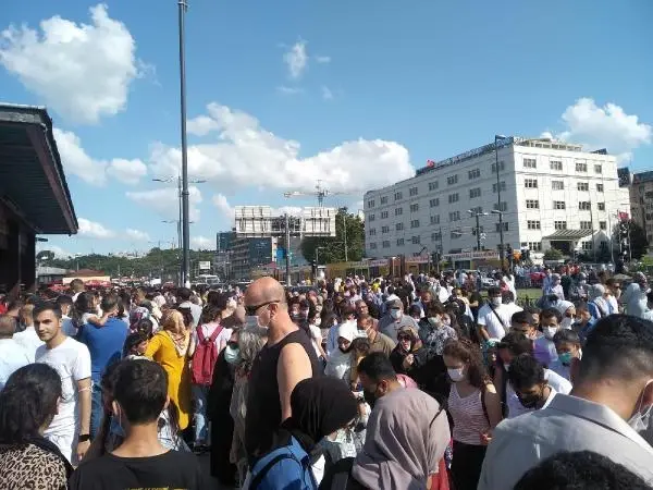 (Bayram sonunda Eminönü tıklım tıklım