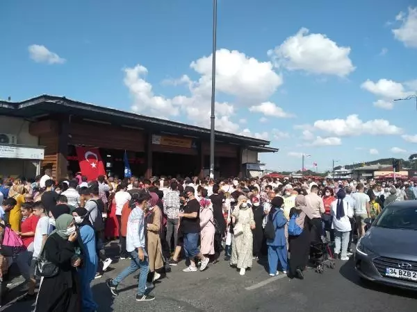 (Bayram sonunda Eminönü tıklım tıklım