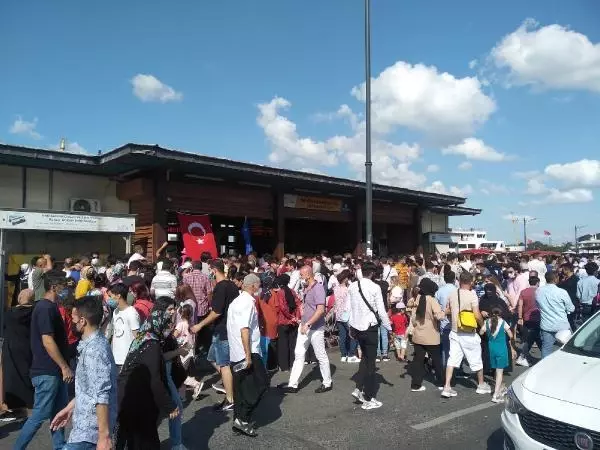 (Bayram sonunda Eminönü tıklım tıklım