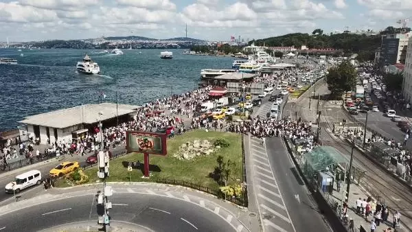 (Bayram sonunda Eminönü tıklım tıklım