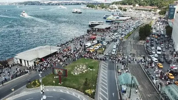 (Bayram sonunda Eminönü tıklım tıklım