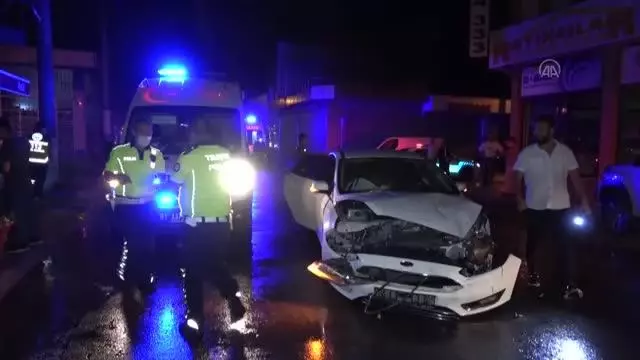 İki otomobil çarpıştı : 3 yaralı