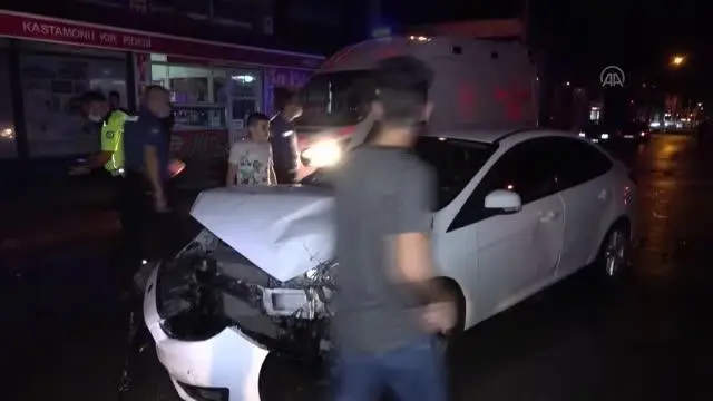 İki otomobil çarpıştı : 3 yaralı